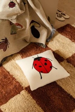 Ferm LIVING Tapis Noué Mara, L, Brique Foncé - Blanc Cassé -Ferm Living 001 fermLIVING AW21 MaraKnottedRug ForestEmbroideredCushionLadybird ForestTapestryBlanket image