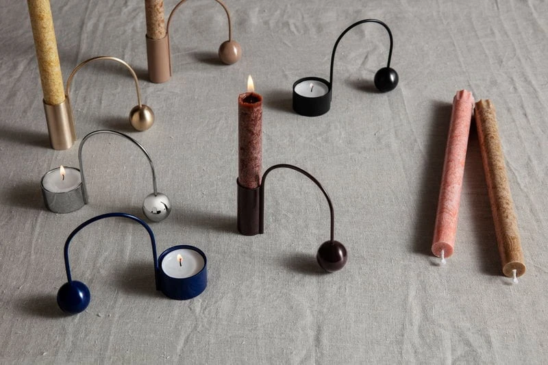 Ferm LIVING Bougeoir Balance, Laiton Noir 4 Ferm LIVING Bougeoir Balance, Laiton Noir – Image 2