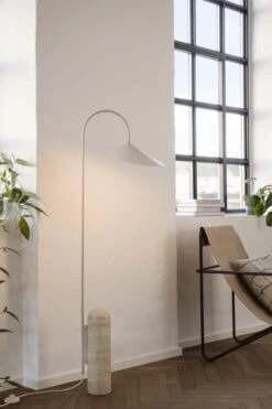 Ferm LIVING Lampadaire Arum, Cashmere -Ferm Living 09 m lys3258