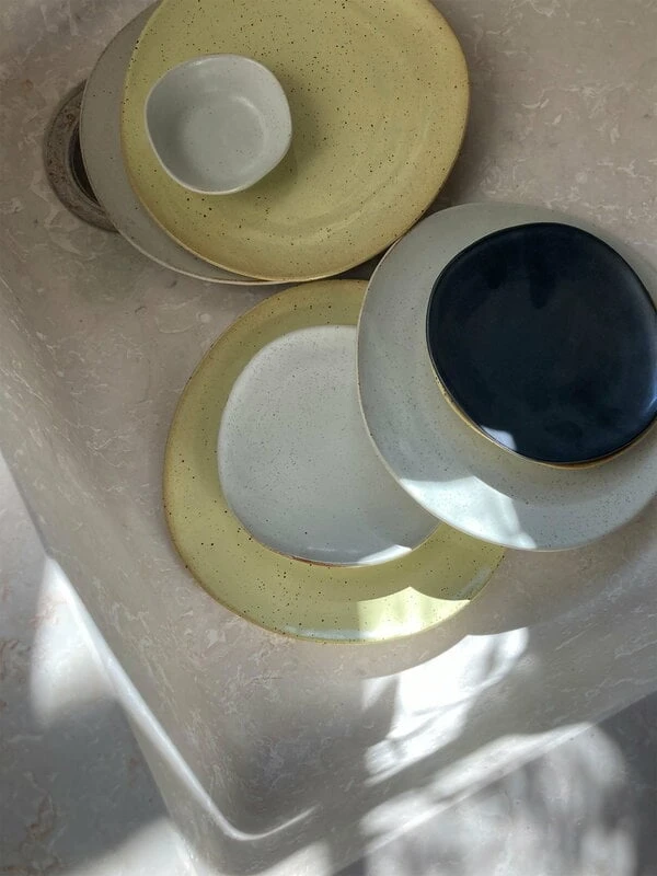 Ferm LIVING Assiette Moyenne Flow, Jaune Moucheté 4 Ferm LIVING Assiette Moyenne Flow, Jaune Moucheté – Image 2