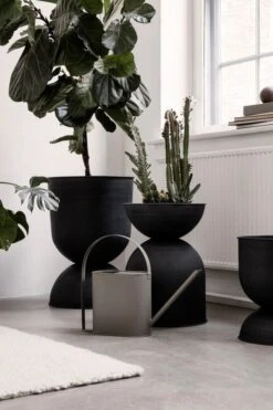 Ferm LIVING Pot Hourglass, Modèle M, Noir -Ferm Living 17 9964
