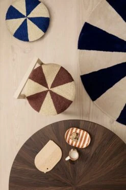 Ferm LIVING Grand Tapis Tufté Arch, Bleu Vif - Blanc Cassé -Ferm Living fermLIVING AW21 ArchEmbroideredCushion image 2