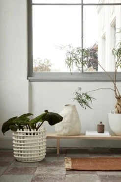 Ferm LIVING Table D’exposition Kona, Chêne -Ferm Living fermLIVING AW21 CeramicBasketXLOffWhite KonaDisplayTable UraScentedCandleBurnedSienna image