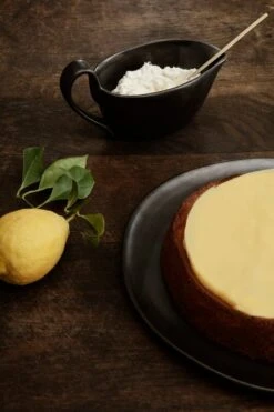 Ferm LIVING Saucière Flow, Noir -Ferm Living fermLIVING AW21 FlowSauceBoatBlack image 1