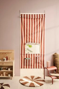 Ferm LIVING Petit Tapis Tufté Arch, Brique Foncé - Blanc Cassé -Ferm Living fermLIVING AW21 KidsKiosk ArchTuftedRugSmall UpStepStool image