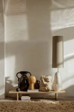 Ferm LIVING Table D’exposition Kona, Chêne -Ferm Living fermLIVING AW21 KonaDisplayTable MeadowHighPileRugLightSand VersoFloorVase EclipseLampshadeLong image 2