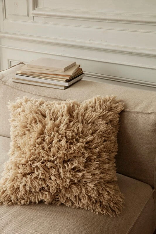 Ferm LIVING Coussin à Poils Longs Meadow, Sable Clair 6 Ferm LIVING Coussin à Poils Longs Meadow, Sable Clair – Image 4