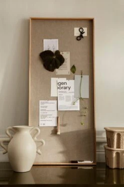 Ferm LIVING Verso Table Vase, Cream -Ferm Living fermLIVING AW21 SceneryPinBoardNarrowNaturalOak VersoTableVaseCream image