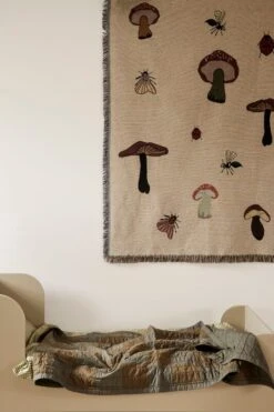Ferm LIVING Couverture Forest, Tapisserie, Sable -Ferm Living fermLIVING AW21 SillJuniorBed ForestTapestryBlanket DouQuiltedBlanketGreenTonal image 2