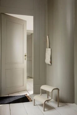 Ferm LIVING Tabouret Up Step, Cashmere 7 Ferm LIVING Tabouret Up Step, Cashmere -Ferm Living fermLIVING AW21 UpStepStoolCashmere HangRackBrass BlockMatBlackNature image