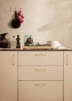 Ferm LIVING Poignée Curvature, Laiton -Ferm Living fermLIVING CurvatureHandle Brass image 1 1