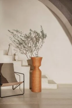 Ferm LIVING Fauteuil Lounge Desert, Noir - Dune -Ferm Living fermLIVING SS22 AgnesPlantStand DesertLoungeChair image 1