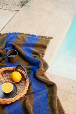 Ferm LIVING Serviette De Bain Alee, 70 x 140 cm, Olive - Bleu Vif -Ferm Living fermLIVING SS22 AleeBathTowel BlueHandleTray image 1