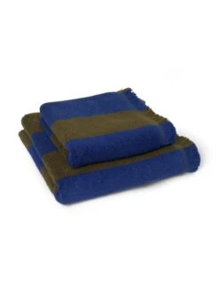 Ferm LIVING Serviette De Bain Alee, 70 x 140 cm, Olive - Bleu Vif -Ferm Living fermLIVING SS22 AleeHandTowel AleeBathTowel Olive BrightBlue 1104265582 1104265579 pack 1