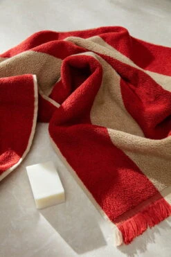 Ferm LIVING Serviette De Bain Alee, 70 x 140 cm, Beige - Rouge -Ferm Living fermLIVING SS22 AleeHandTowel LightCamelRed image 1