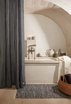 Ferm LIVING Panier Braided, Modèle Bas -Ferm Living fermLIVING SS22 BraidedBasket ChambrayShowerCurtain image 1