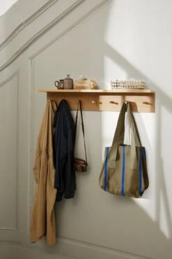 Ferm LIVING Portemanteau Place, 105 cm, Chêne -Ferm Living fermLIVING SS22 PlaceRackLarge YardPicnicBag image 1