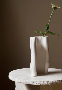 Ferm LIVING Vase Moiré, Blanc Cassé -Ferm Living fermLIVING AW22 MoireVase 1104266244 image 2