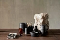 Ferm LIVING Mug Flow, Noir 13 Ferm LIVING Mug Flow, Noir -Ferm Living fermLIVING SS23 OliWineGlassskuFL1104266695 FlowskuFL1104264775 image 01