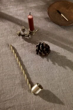 Ferm LIVING Éteignoir à Bougie Twist, Laiton 8 Ferm LIVING Éteignoir à Bougie Twist, Laiton -Ferm Living fermLIVING XMAS22 TwistCandleSnuffer image 1